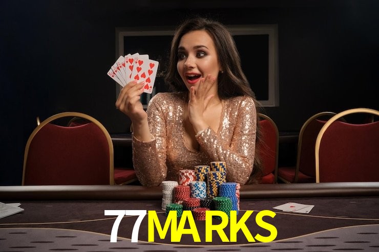 Una escena digital vívida inspirada en casino con 77MARKS mostrado prominentemente, luces brillantes, fichas, cartas y acentos dorados.
